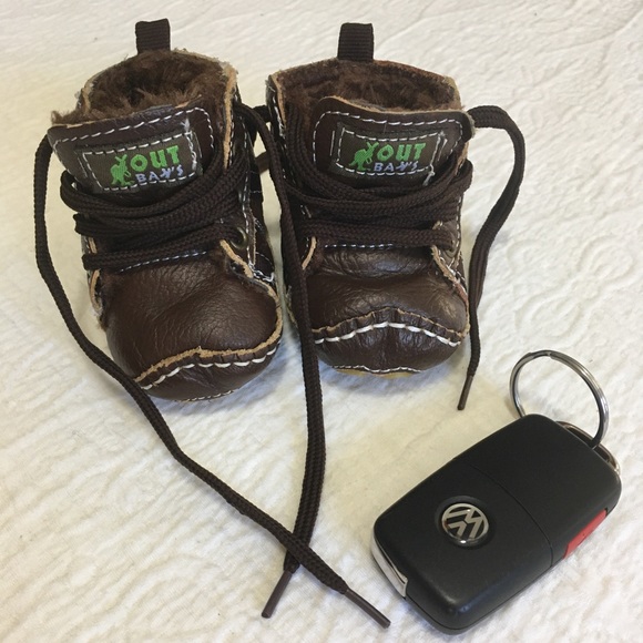 Size 0 US. OutBak’s Leather Sneakers - Picture 2 of 10